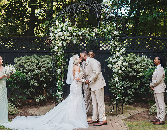 Couple getting married at Duncan Estate