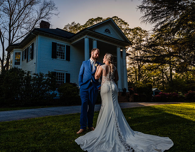 Wedding Couple in front of Duncan Estate