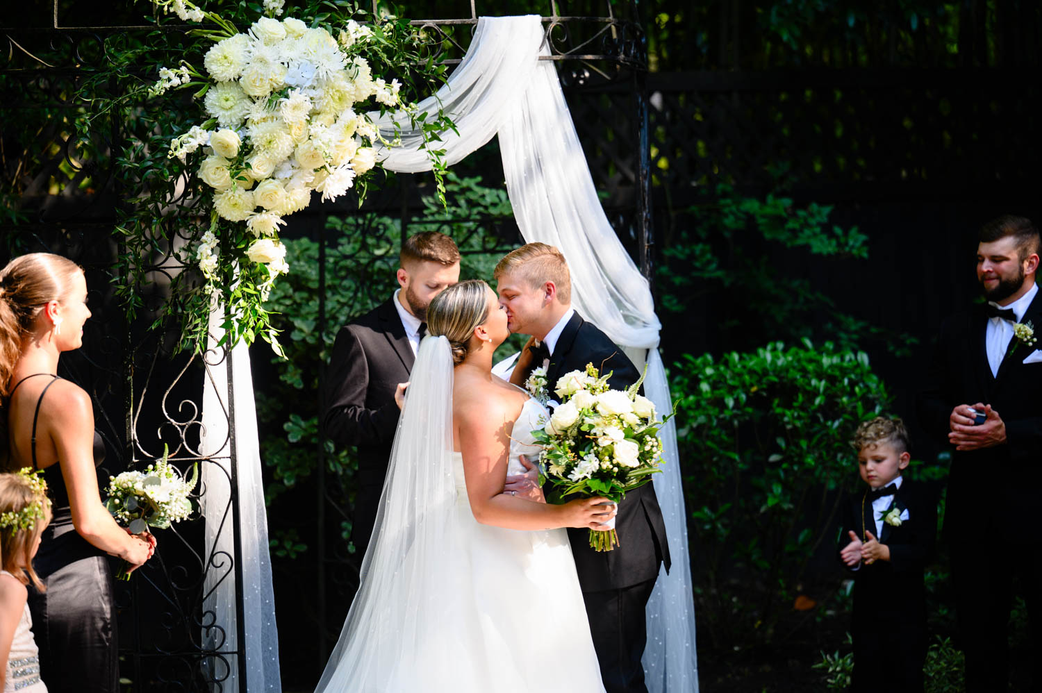 First kiss with a couple in wedding clothes