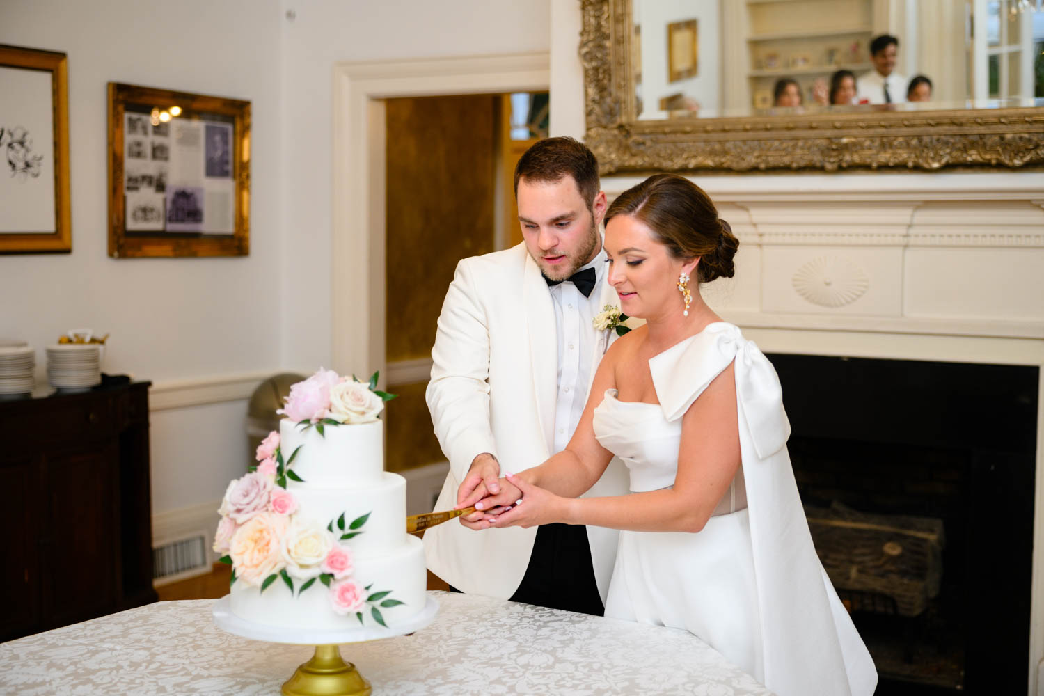 Wedding couple cutting her wedding cake