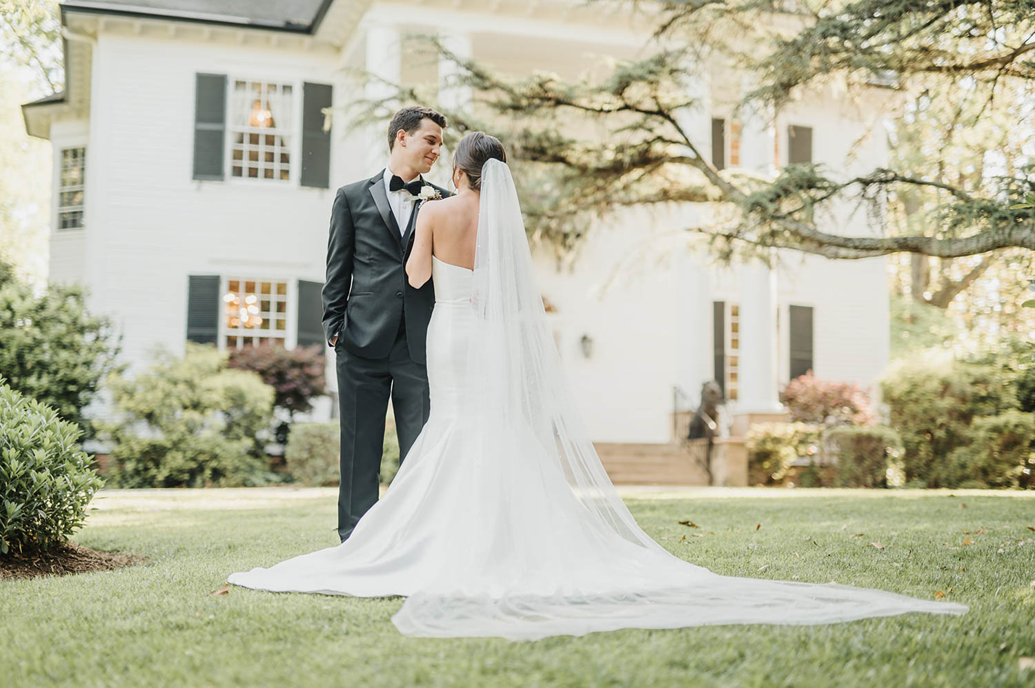 Duncan Estate's elegant facade provides a stunning backdrop for this happy couple.